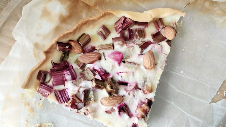 Recette de tarte facile à la rhubarbe au yaourt, amande et cannelle